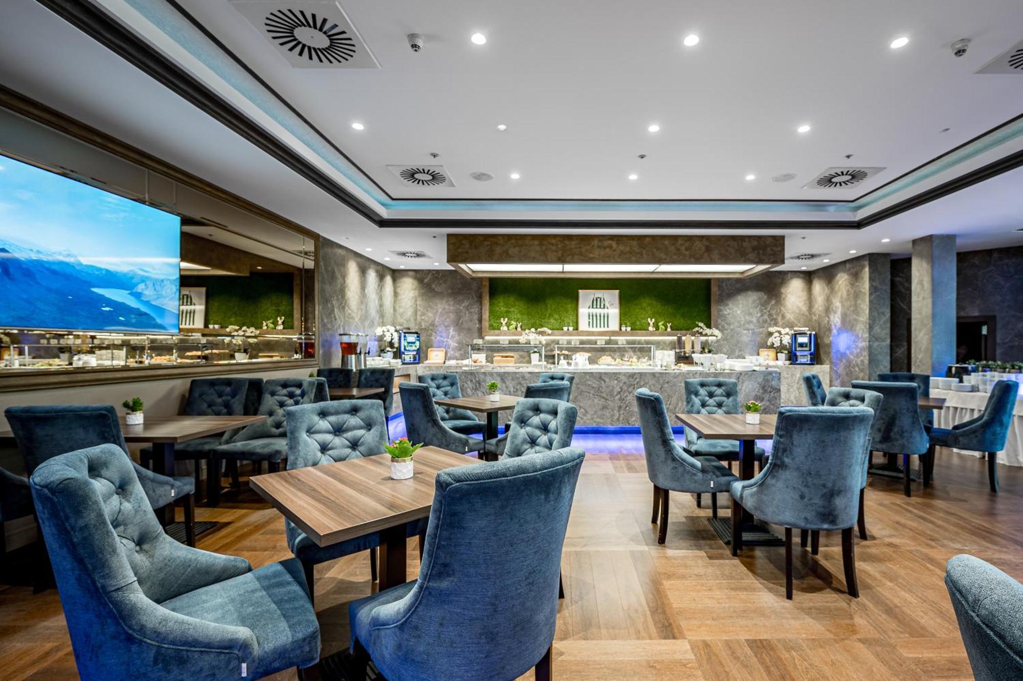 Hotel Park Plaza Hotel, Restaurant & Terrace, Panorama Bar, Conference & Banquet Center 4*