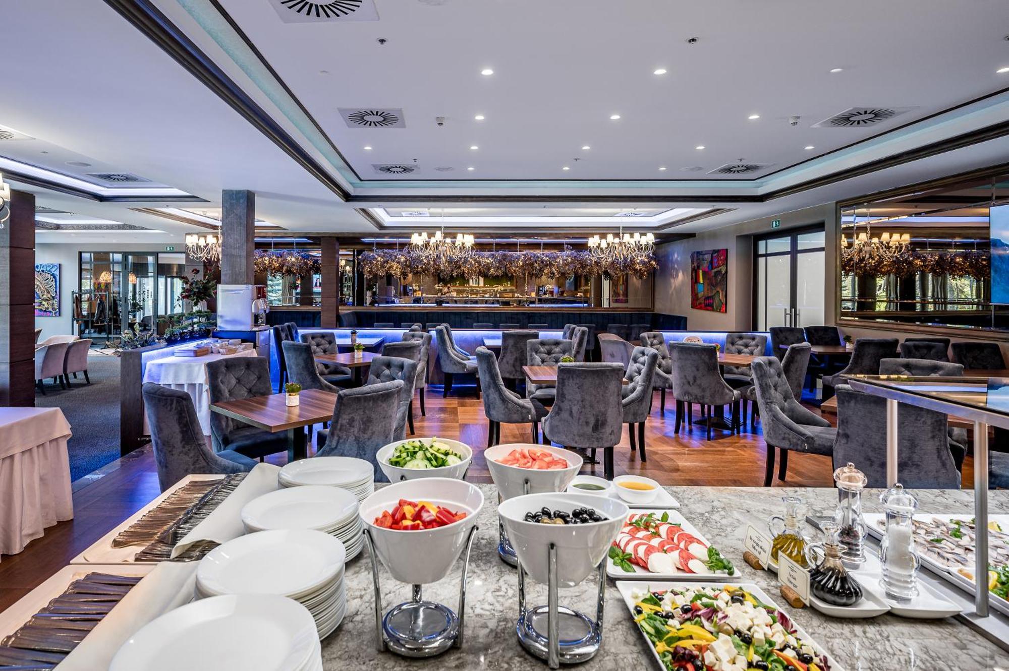 Hotel Park Plaza Hotel, Restaurant & Terrace, Panorama Bar, Conference & Banquet Center Vilnius