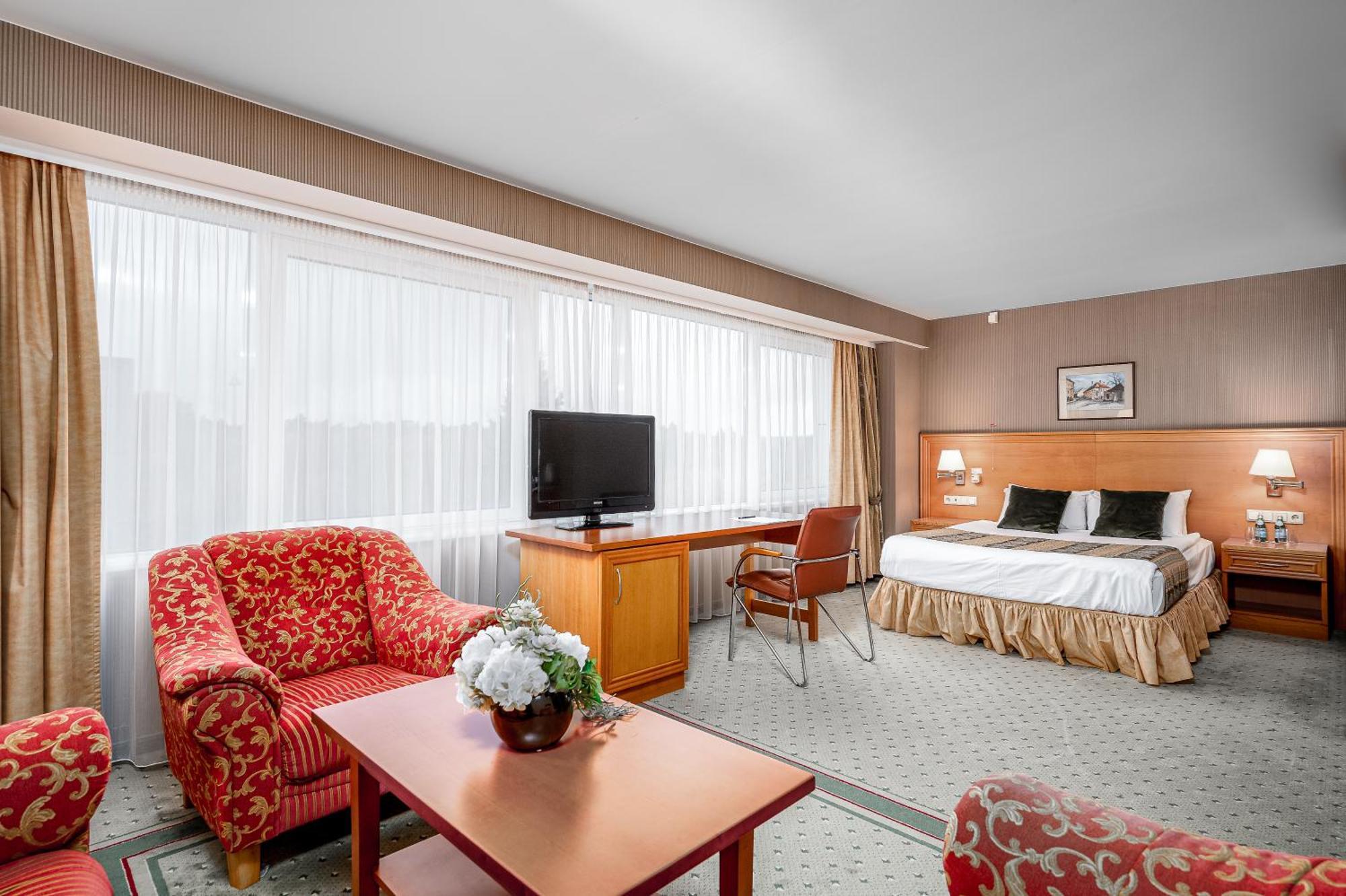 Park Plaza Hotel, Restaurant & Terrace, Panorama Bar, Conference & Banquet Center Hotel 4*